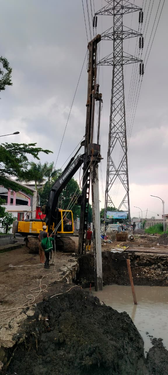 Alat Exca Pancang Diesel — tampak detail